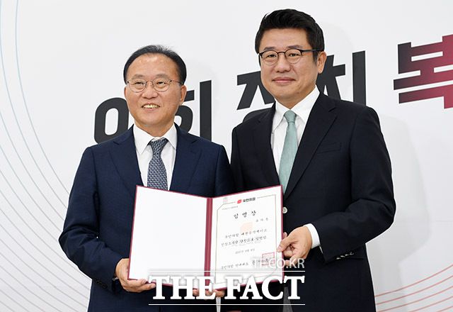 국민의힘은 '대선 공작 게이트 진상조사단'을 발족해 이른 시일 내에 진상을 규명하겠다는 입장이다. 윤재옥 국민의힘 원내대표(왼쪽)가 지난 8일 유의동 국민의힘 의원(오른쪽)에게 진상조사단장 임명장을 수여하고 있는 모습. /남용희 기자