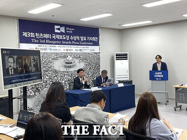 나준영 한국영상기자협회장(가운데)은 "힌츠페터 기자가 전한 ‘5·18의 진실’이 한국 시민들의 민주화의 자각과 의지를 끌어냈듯, 우리가 찾아낸 또 다른 힌츠페터들과 그들의 보도가 새로운 국제연대의 마중물이 되기를 기원한다" 그리고 "힌츠페터 국제보도상 수상작을 통해 우리의 민주주의·인권·평화·언론자유를 되돌아보고, 더욱 강건하게 발전하는 동력이 되면 좋겠다"고 말했다.