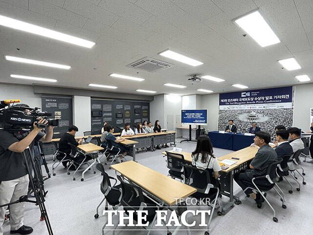 지난 6월 1일부터 7월 21일까지 진행된 국제공모를 통해 출품된 경쟁 부문 작품은 1차 심사(2023.7.24.~8.16)를 거쳐 총 8 작품을 선정하고, 2차 심사(8.18~24) 및 최종결정회의를 통해 수상자를 확정했다.