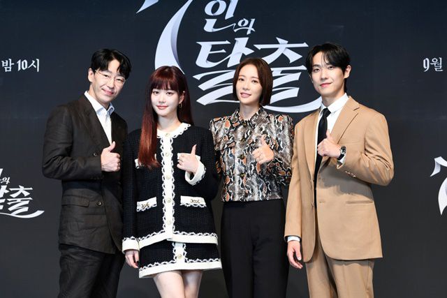 배우 엄기준, 이유비, 황정음, 이준(왼쪽부터)이 SBS '7인의 탈출'에 대해 "지금까지 본 적 없는 드라마"라고 설명했다. /SBS