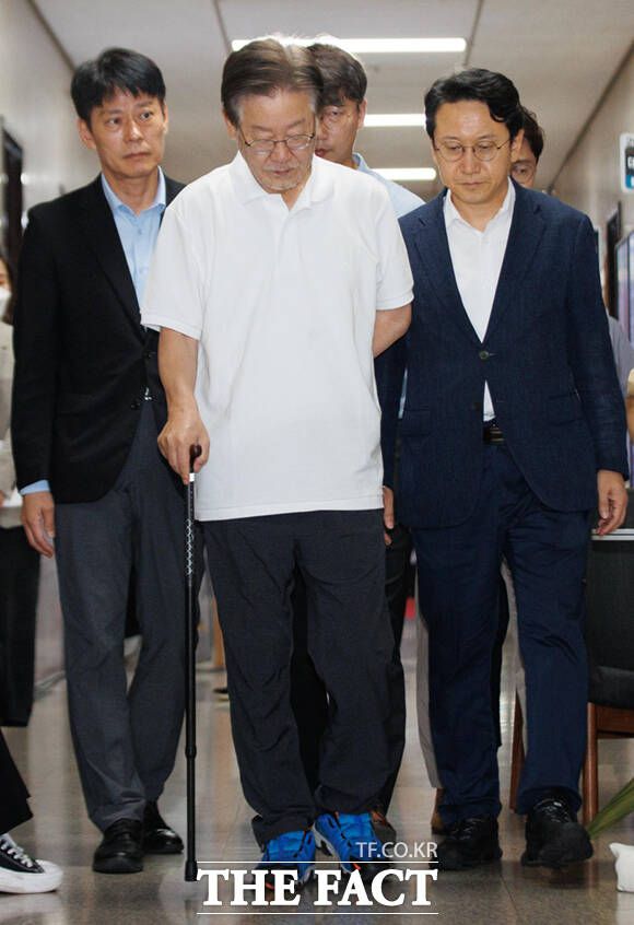 단식 투쟁 16일차인 이재명 대표가 15일 오전 서울 여의도 국회에서 지팡이를 짚은 채 대표회의실로 이동하고 있다.