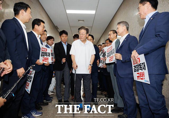 단식 투쟁 16일차인 이재명 대표가 15일 오전 서울 여의도 국회 농성장을 잠시 나왔다가 피켓 시위하는 동료 의원들을 바라보고 있다.