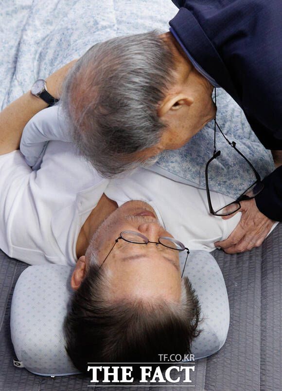 이재명 대표가 단식 중단을 요청하는 시민사회단체 원로들을 만나고 있다.