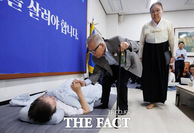 이재명 대표가 단식 중단을 요청하기 위해 농성장을 찾은 종교 및 시민사회단체 원로들을 만나고 있다.