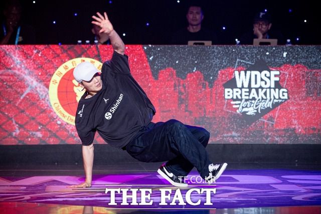 김헌우(Wing)가 지난 7월 2일(현지시각) 중국 저장성 항저우에서 열린 2023 국제댄스스포츠연맹(WDSF) 아시아 브레이킹 선수권대회에서 경연하고 있다. / 신화.뉴시스