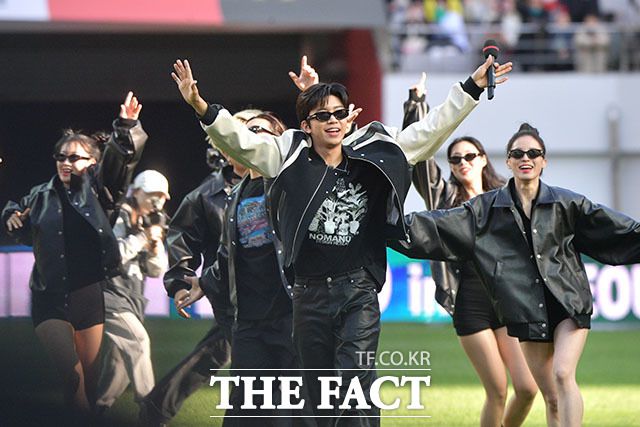 가수 임영웅이 지난 4월 8일 오후 서울 마포구 서울월드컵경기장에서 '하나원큐 K리그1 2023' FC서울과 대구FC의 경기 축하공연을 하고 있다. /남윤호 기자