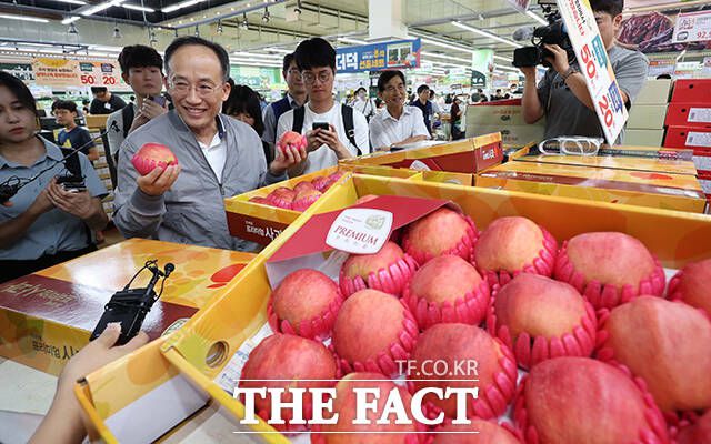 추경호 경제부총리 겸 기획재정부 장관이 17일 오후 서울 서초구 양재 농협하나로마트를 방문해 추석 20대 성수품 물가 상황을 점검하며 사과를 구매하고 있다. /박헌우 기자