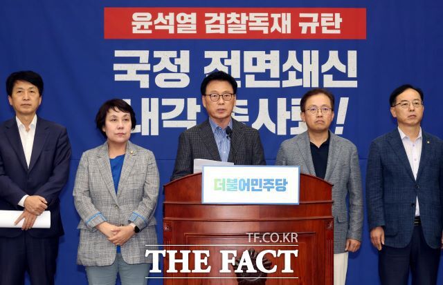 이재명 더불어민주당 대표의 단식 17일차인 지난 16일 오후 국회에서 박광온 원내대표가 비상의원총회 결의문을 낭독하는 모습. /뉴시스
