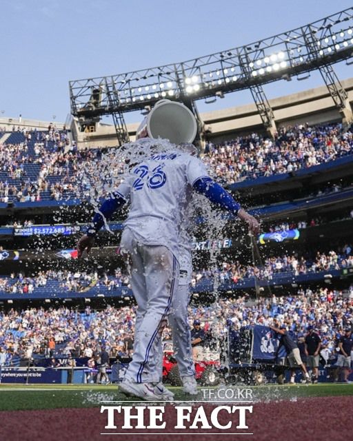 9회말 끝내기 2루터를 터뜨린 맷 채프먼이 블라디미르 게레로의 격한 축하를 받고 있다./토론토=AP.뉴시스