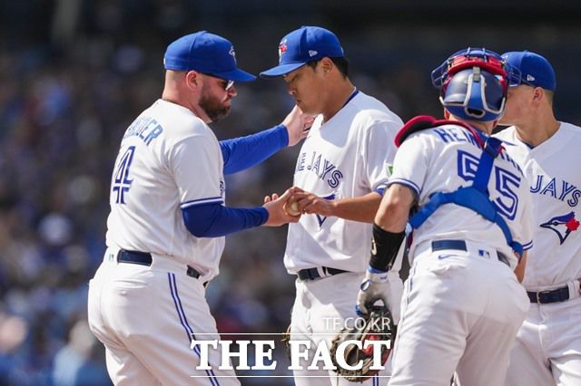 '코리안 몬스터' 류현진(가운데)이 18일 보스턴 레드삭스와 홈경기에 토론토 블루제이스의 선발 투수로 나서 4회까지 무실점을 기록한 뒤 5회 존 슈나이더 감독에게 공을 넘겨주고 있다./토론토=AP.뉴시스