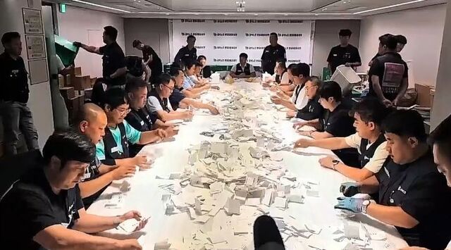 지난 18일 현대자동차 노동조합은 올해 임단협 잠정합의안을 놓고 조합원 찬반 투표를 실시했다. 투표 결과 투표자 대비 58.81%의 찬성으로 가결됐다. 사진은 울산공장 노조사무실에서 임단협 잠정합의안 찬반 투표 개표작업이 실시되고 있는 모습. /현대자동차 노조