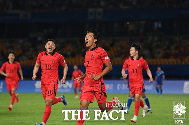 황선홍호의 미드필더 정우영(가운데)이 19일 쿠웨이트와 항저우 아시안게임 남자축구 E조 1차전에서 선제골을 터뜨리며 기뻐하고 있다./진화=KFA