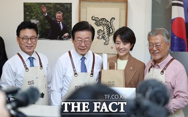 문재인 전 대통령이 현실 정치와 거리를 좁히는 모습이다. 사진은 문 전 대통령과 민주당 이 대표, 박광온 원내대표가, 고민정 최고위원이 지난 5월 경남 양산시 하북면 평산책방에서 기념 촬영을 하는 모습. / 뉴시스