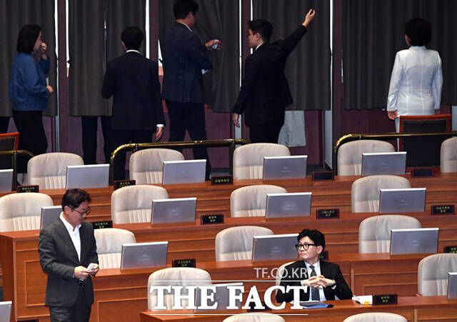 한동훈 법무부 장관(오른쪽)이 이 대표 체포동의안 투표를 마친 박범계 전 법무부 장관을 바라보고 있다.