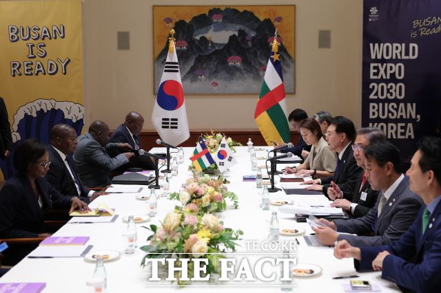 유엔총회 참석차 미국을 방문 중인 윤석열 대통령이 20일(현지시간) 뉴욕에서 한-중앙아프리카공화국 정상회담을 하고 있는 모습. 회담장에는 부산 엑스포 홍보물이 곳곳에 배치됐다. /뉴시스