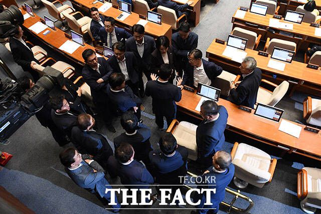 이 대표의 체포동의안이 가결되자 대화 나누는 민주당 의원들.