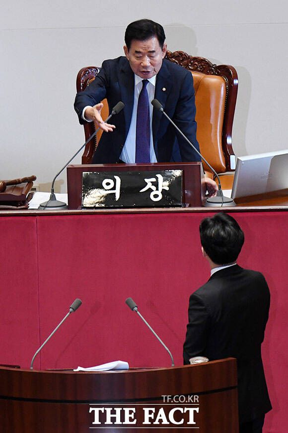 한 장관에게 주의 및 빠른 설명 부탁하는 김 의장.
