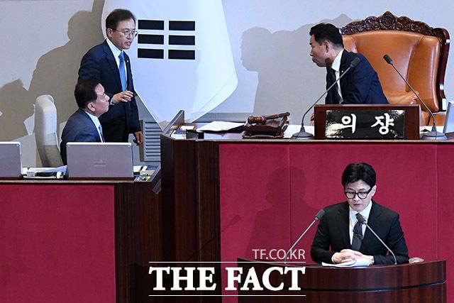 김진표 국회의장에게 항의하는 송기헌 더불어민주당 원내수석부대표.