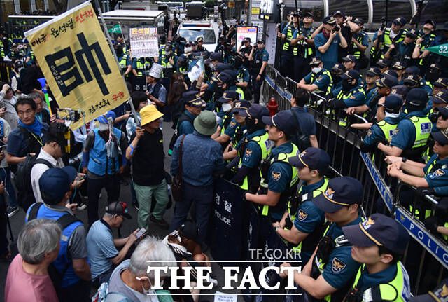 21일 오후 서울 여의도 국회 본회의장에서 열린 본회의에서 이재명 더불어민주당 대표의 체포동의안이 가결된 가운데, 당사 앞에서 분노한 일부 지지자들과 경찰이 대치하고 있다. /이새롬 기자