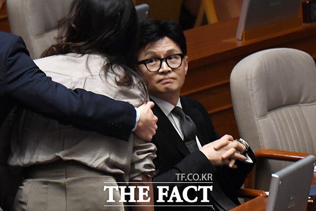 한 장관에게 항의하는 이재정 더불어민주당 의원.