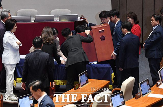 개표 진행하는 관계자들.