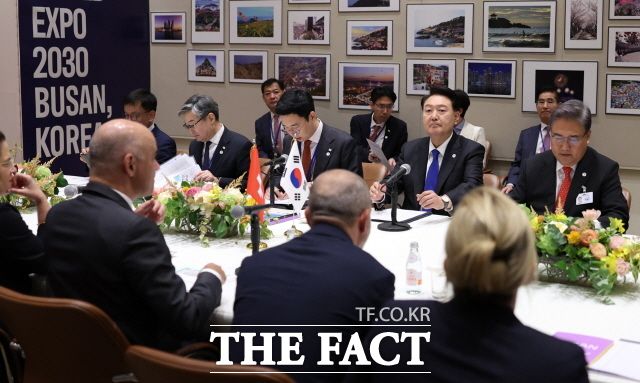 20일(현지시간) 뉴욕에서 한-스위스 정상회담을 하고 있는 윤 대통령. 스위스, 그리스 등 정상들과는 친환경, 첨단 산업 분야 협력 등을 논의했다. /뉴시스