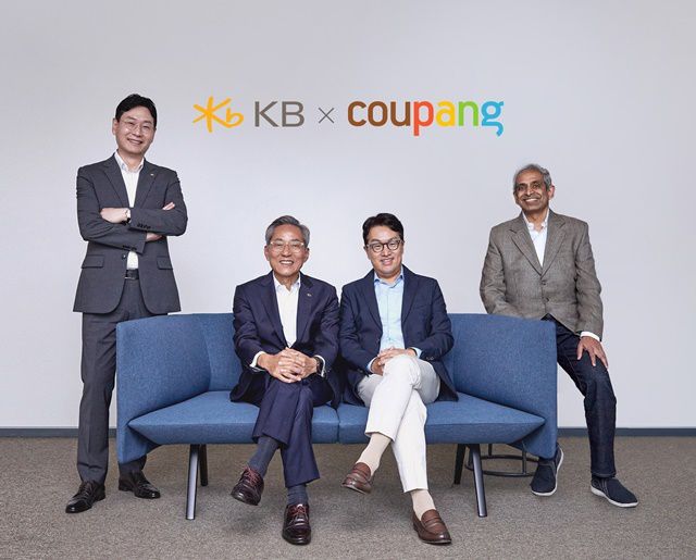 지난 15일 서울 송파구에 위치한 '쿠팡 잠실 사옥'에서 (왼쪽부터) 이창권 KB국민카드 사장, 윤종규 KB금융그룹 회장, 강한승 쿠팡 대표, 비제쉬 아이어 쿠팡페이 대표가 성공적인 제휴카드 런칭과 시너지 창출을 위한 업무협약식을 가졌다. /KB국민카드