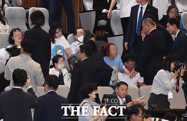 이 대표에 대한 체포동의안이 가결된 후 민주당은 격랑에 휩싸였다. 가결을 촉구하던 국민의힘은 반색하면서도 신중한 태도를 취하고 있다. 사진은 지난 21일 이재명 대표의 체포동의안이 가결되자, 본회의장을 찾아 이를 지켜보던 일부 이 대표 지지자들이 항의하는 모습. /이새롬 기자