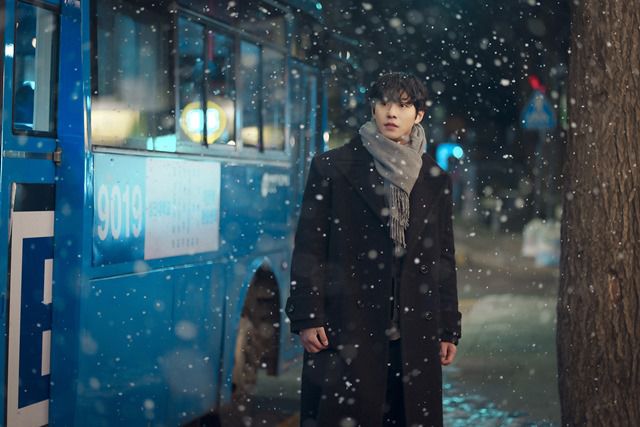 배우 안효섭이 넷플릭스 오리지널 시리즈 '너의 시간 속으로'에서 1인 2역을 맡아 열연을 펼쳤다. /넷플릭스