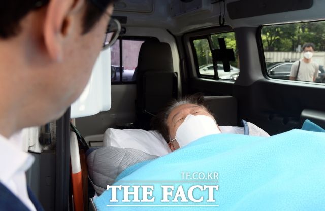 무기한 단식을 벌이던 이재명 더불어민주당 대표가 건강 악화로 18일 오전 서울 여의도 성모병원 응급실에 긴급 이송, 치료를 위해 녹색병원으로 이동하고 있다. 대통령실의 국정 쇄신과 개각 등을 요구하며 단식에 들어간 지 19일 만이다. /이새롬 기자