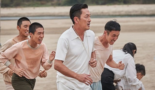 추석 연휴 개봉을 앞둔 영화 '1947 보스톤'은 당초 2020년 개봉될 예정이었으나 부득이 뒤로 밀렸다. 사진 위는 올여름 극장가에서 유일하게 500만 관객을 모으며 선전한 영화 '밀수'. /영화 '1947 보스톤' '밀수' 스틸