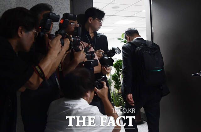 지난 14일 국방부 장관 후보자로 지명된 신원식 국민의힘 의원이 국회 의원회관에 출근하는 모습. /이새롬 기자