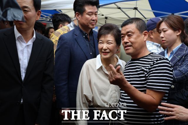 25일 장을 본 후 박근혜 전 대통령이 상인과 기념사진을 촬영하고 있다. / 대구 = 박성원 기자