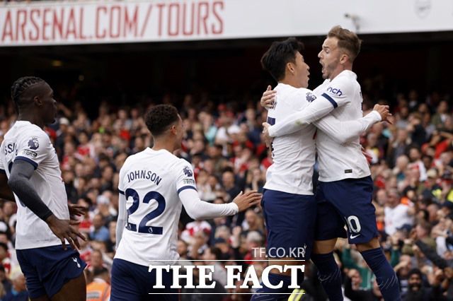 새로운 '찰떡 콤비'로 토트넘의 상승세를 이끌고 있는 손흥민(왼쪽)과 제임스 매디슨(오른쪽)./런던=AP.뉴시스