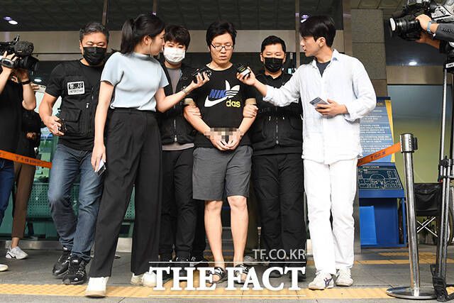 '신림동 등산로 성폭행 및 살해' 사건 피의자 최윤종이 25일 오전 서울 관악구 관악경찰서에서 서울중앙지방검찰청으로 송치되고 있다 ./장윤석 인턴기자