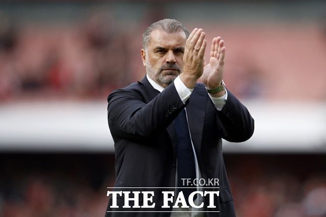 대담한 공격적 축구로 토트넘의 돌풍을 이끌고 있는 안제 포스테코글루 감독이 아스널전을 2-2로 마친 뒤 선수들을 격려하고 있다./런던=AP.뉴시스
