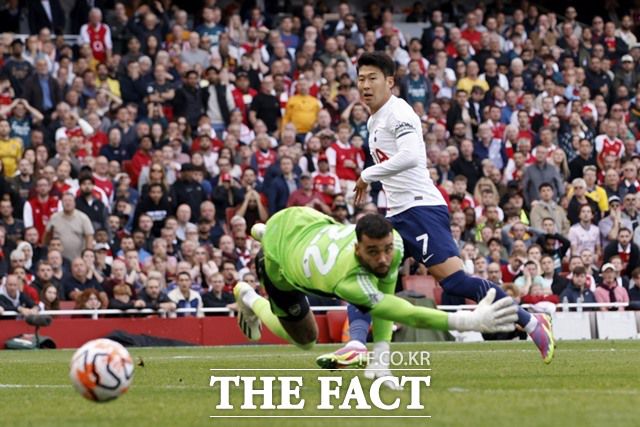 제임스 매디슨의 패스를 두 번째 골로 연결시키고 있는 손흥민./런던=AP.뉴시스