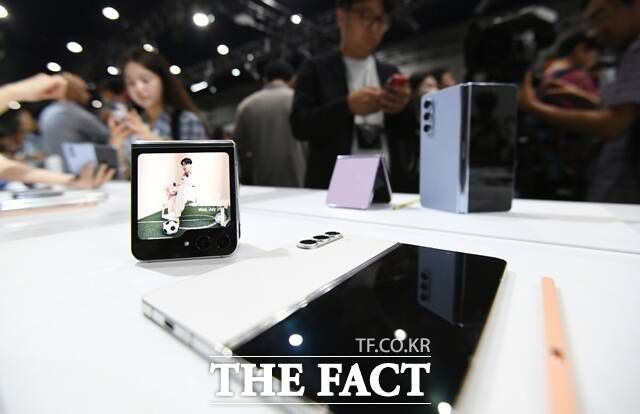 삼성전자는 지난 2019년 첫 폴더블 스마트폰 '갤럭시Z폴드'를 출시한 이후 꾸준히 제품을 공개해왔다. 사진 속 제품은 올해 8월 '갤럭시 언팩'을 통해 공개된 '갤럭시Z플립5'와 '갤럭시Z폴드5'의 모습. /박헌우 기자
