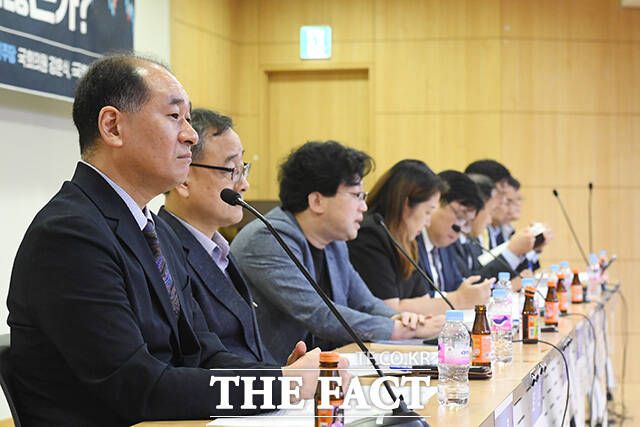 박순혁 작가가 26일 오전 서울 여의도 국회의원회관에서 열린 '공매도, 정말 이대로 괜찮은가?' 토론회에 참석해 사회자의 발언을 듣고 있다. /장윤석 인턴기자