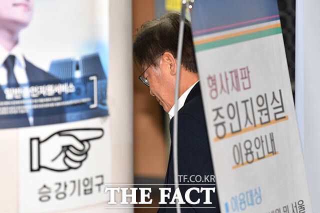 백현동 개발 특혜와 쌍방울 대북 송금 의혹을 받는 이재명 더불어민주당 대표가 26일 오전 서울 서초구 서울중앙지방법원에서 열린 구속 전 피의자 심문(영장실질심사)을 받기 위해 출석하고 있다. /박헌우 기자