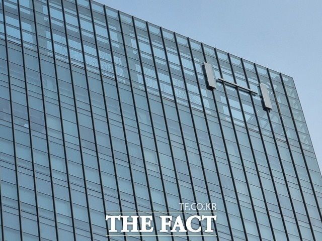 25일 하이브는 전 거래일보다 5% 넘게 오른 24만2000원에 거래를 마치며 BTS 재계약 발표 직후 내린 주가를 회복했다. /더팩트 DB