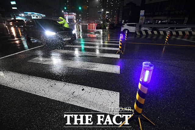 이재명 더불어민주당 대표가 서울구치소에서 영장실질심사 결과를 기다리는 가운데 26일 오후 경기 의왕시 서울구치소 앞에서 경찰이 차량을 통제하고 있다. /의왕=박헌우 기자