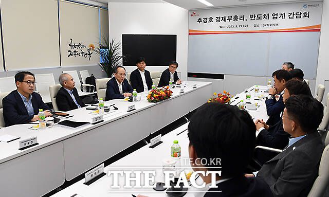 반도체 업계 관계자들과 간담회 갖는 추경호 부총리.