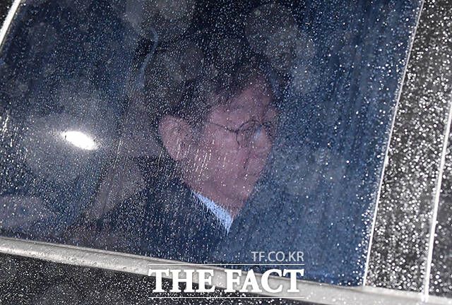 백현동 개발 특혜와 쌍방울 대북 송금 관련 의혹을 받는 이재명 더불어민주당 대표가 27일 오전 구속영장이 기각된 후 경기 의왕 서울구치소를 나서고 있다. /의왕=서예원 인턴기자