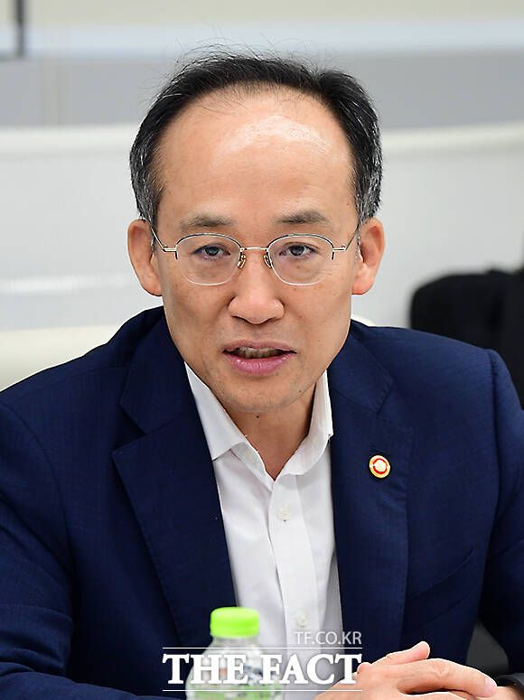 반도체 업계 관계자들과 간담회 갖는 추경호 부총리.