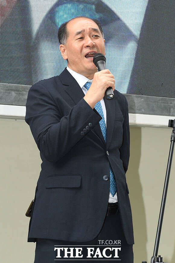 '배터리아저씨' 박순혁 작가가 27일 오전 서울 여의도 금융감독원 앞에서 열린 '금감원 규탄 및 박순혁 작가 지지 집회'에서 노래 '아침이슬'을 부르고 있다. /장윤석 인턴기자