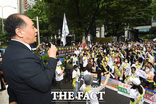 '배터리아저씨' 박순혁 작가가 27일 오전 서울 여의도 금융감독원 앞에서 열린 '금감원 규탄 및 박순혁 작가 지지 집회'에 참석해 발언하고 있다. /장윤석 인턴기자