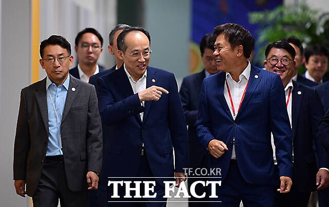 추경호 부총리 겸 기획재정부 장관과 박정호 SK하이닉스 대표이사 부회장이 대화를 나누며 간담회 장소로 이동하고 있다.