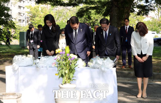 윤 대통령과 김 여사, 기시다 후미오 일본 총리와 부인 기시다 유코 여사가 21일 오전 히로시마 평화기념공원 내 한국인 원폭희생자 위령비를 찾아 공동 참배하고 있다. 올해 들어 한일 관계는 양 정상이 6차례 만나고 화이트리스트 제재가 풀리는 등 급격히 진전됐다. /뉴시스