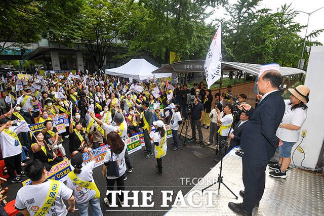 27일 오전 서울 여의도 금융감독원 앞에서 열린 '금감원 규탄 및 박순혁 작가 지지 집회'에 참석한 '박지모(박순혁을 지지하는 모임)와 금융선진화' 카페 회원들과 집회 참석자들이 박순혁 작가를 연호하고 있다. /장윤석 인턴기자